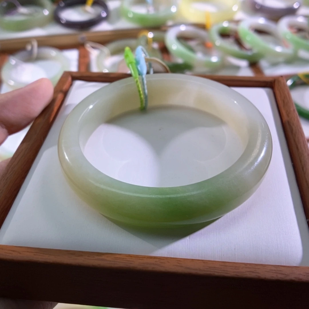 【闪购商品】未镶嵌手镯和田玉（翠青玉）