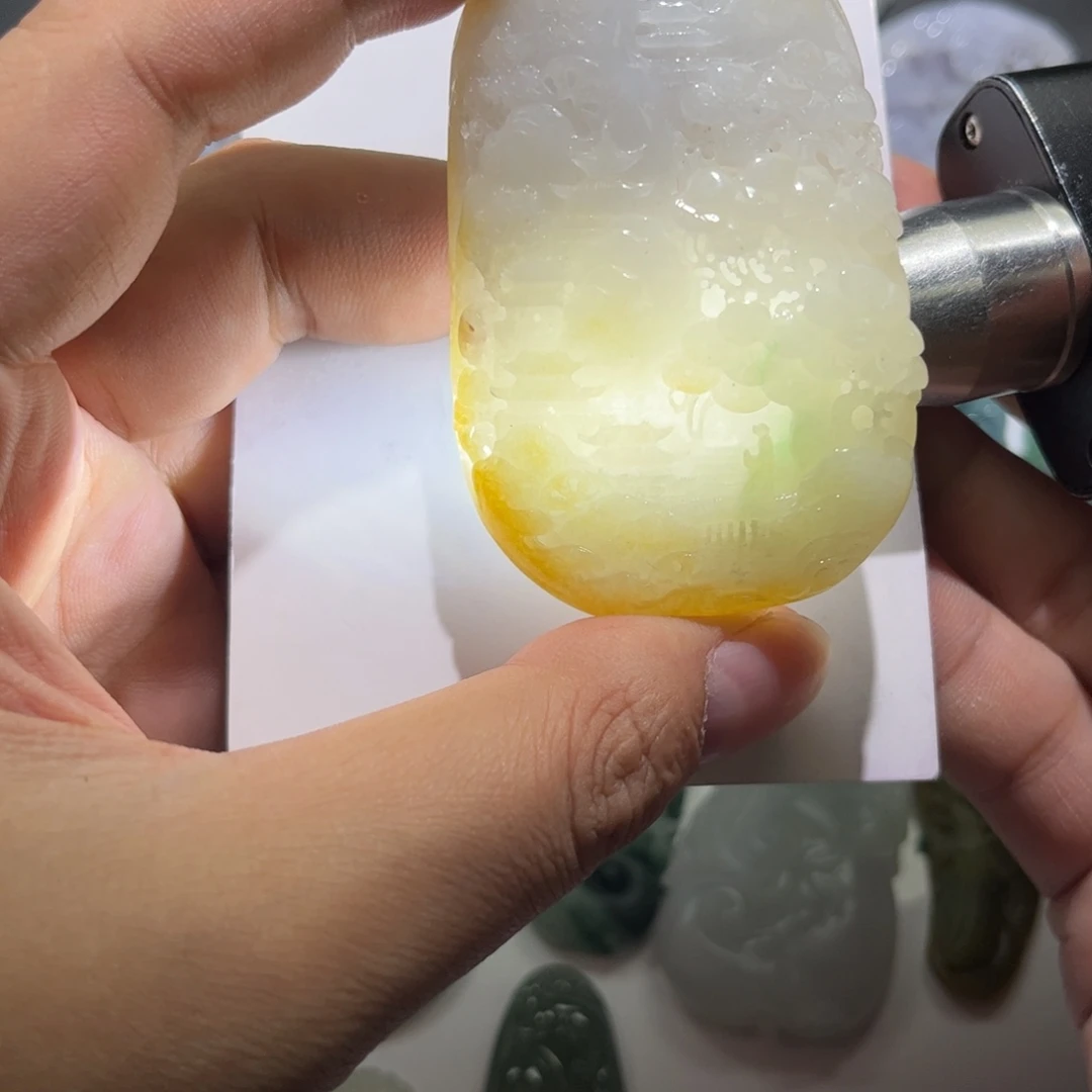 翡翠未镶嵌颈饰山水