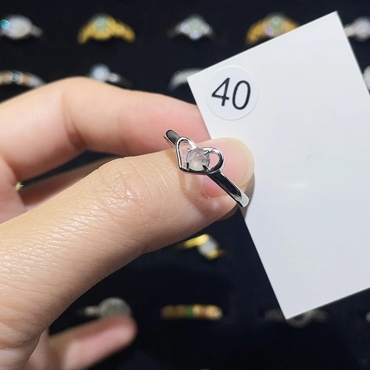 翡翠未镶嵌颈饰戒指