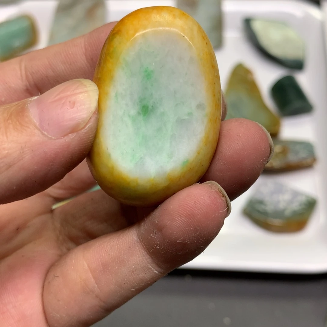 翡翠颈饰未镶嵌翡翠