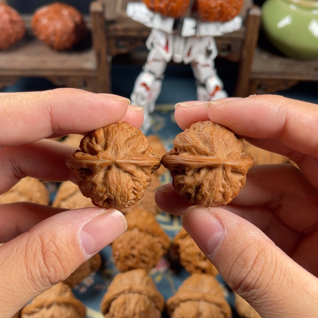 L***h文玩核桃吊坠33宫灯