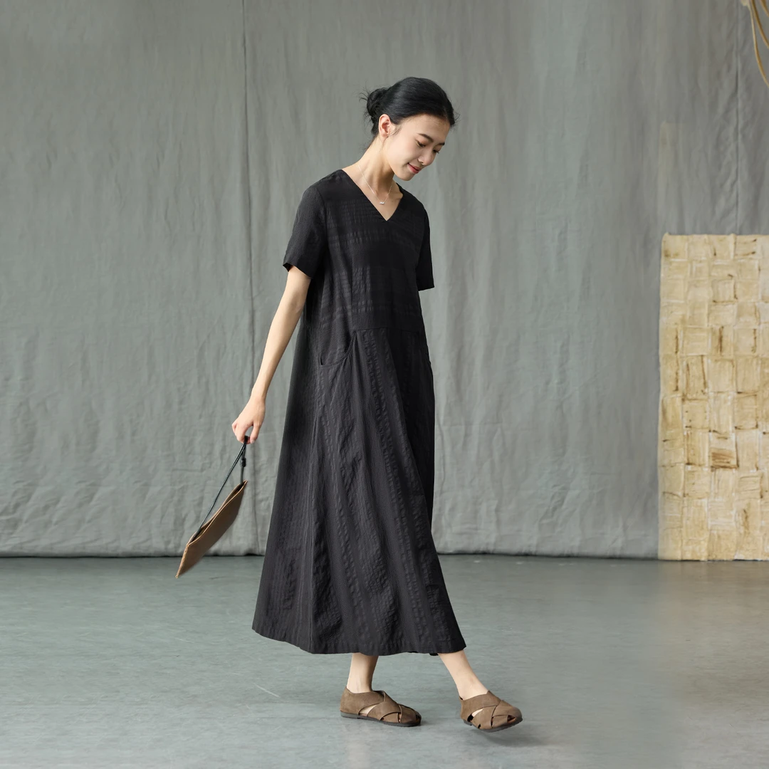 Q.TU棉麻提花黑色连衣裙短袖V领4500收腰显瘦高级好看夏新小黑裙