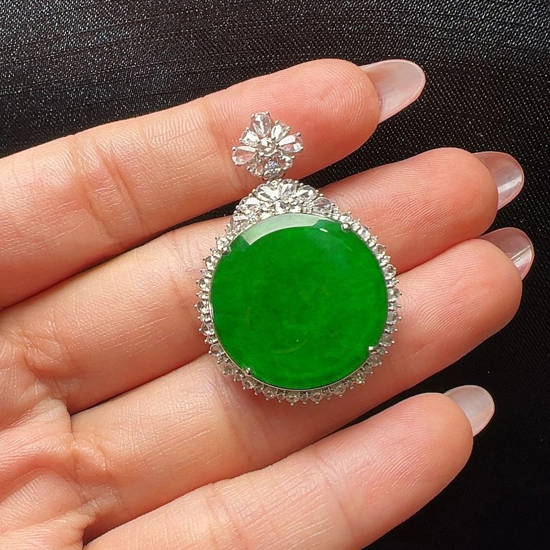 翡翠18K金镶嵌颈饰圆牌吊坠