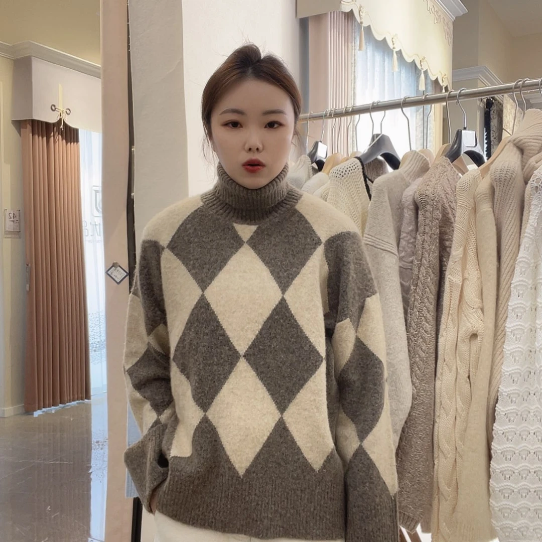 高领菱格套头毛衣