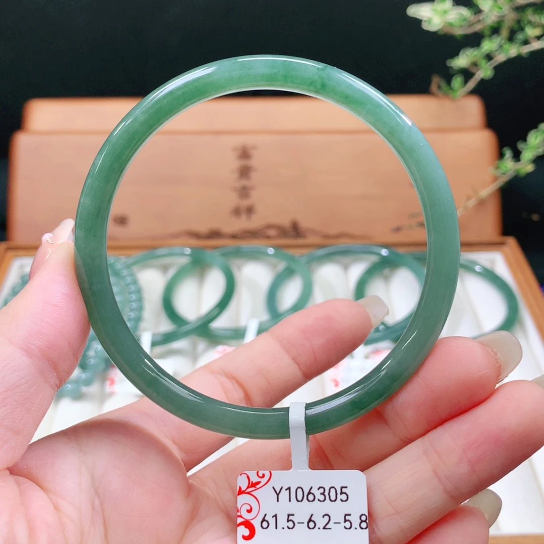 翡翠手镯未镶嵌天然