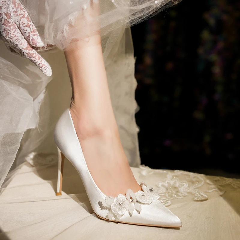 新款秀禾通用婚纱主婚鞋女细跟尖头浅口白色花朵绸缎新娘鞋高跟鞋