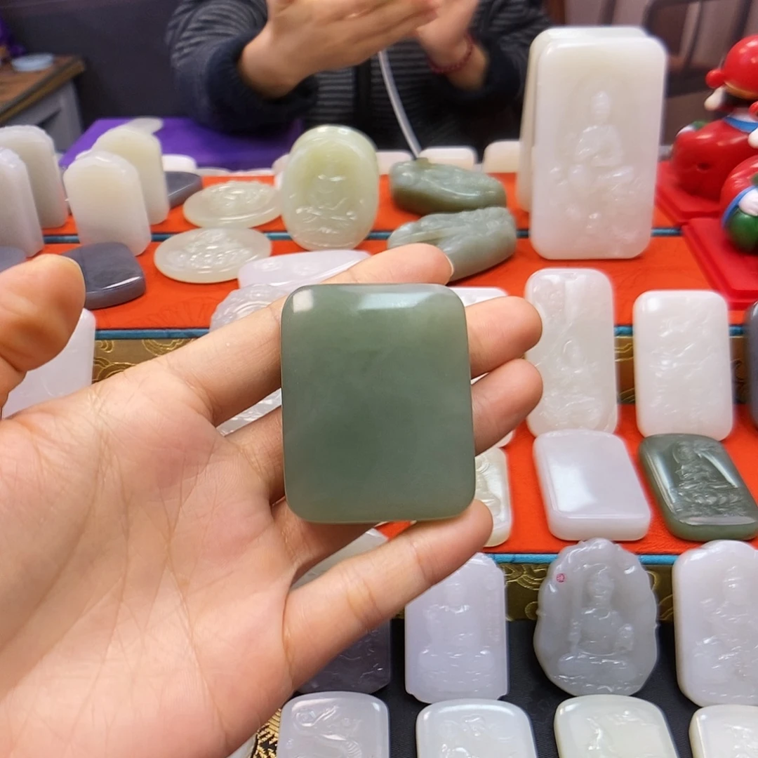 昭***君和田玉未镶嵌颈饰