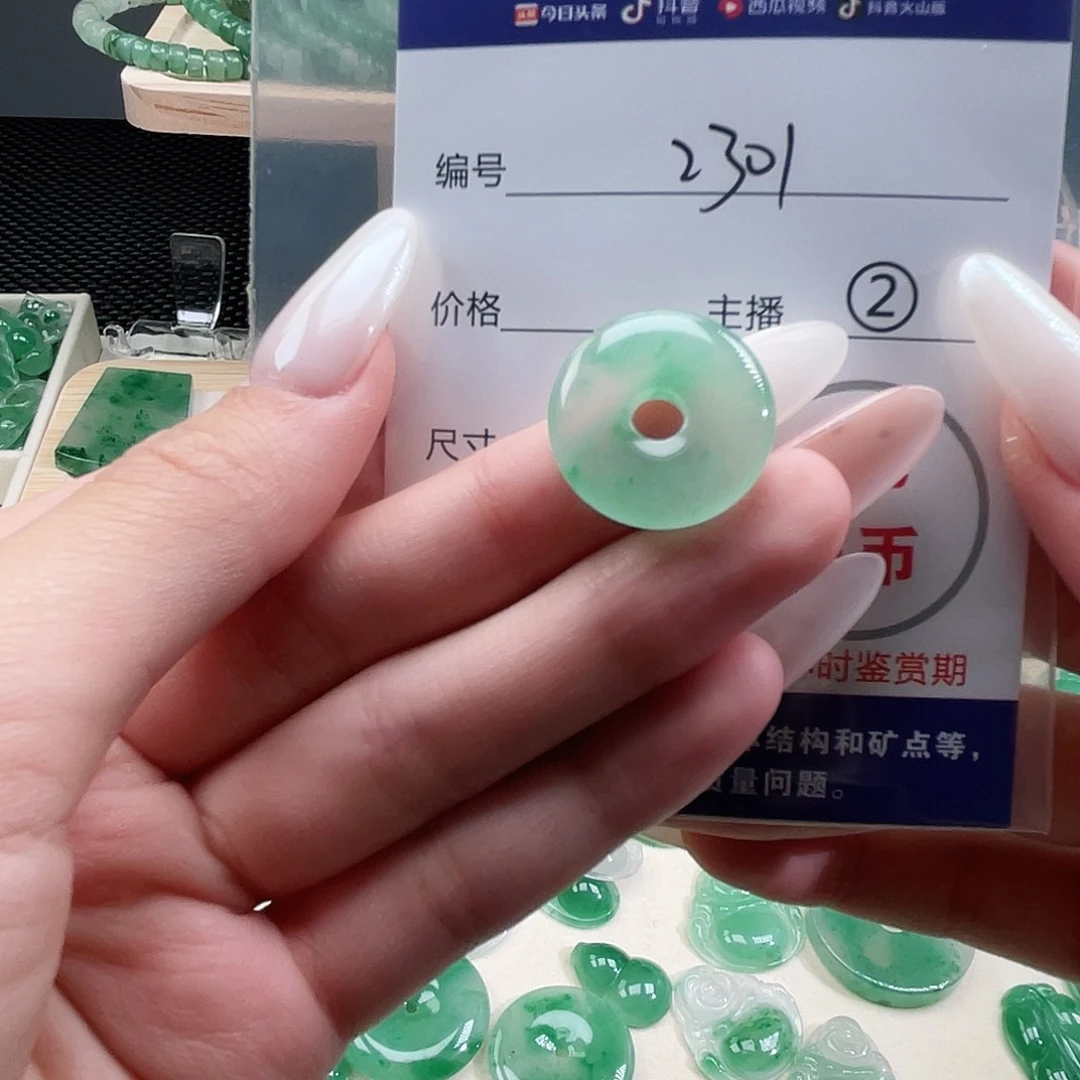 石英质玉未镶嵌颈饰