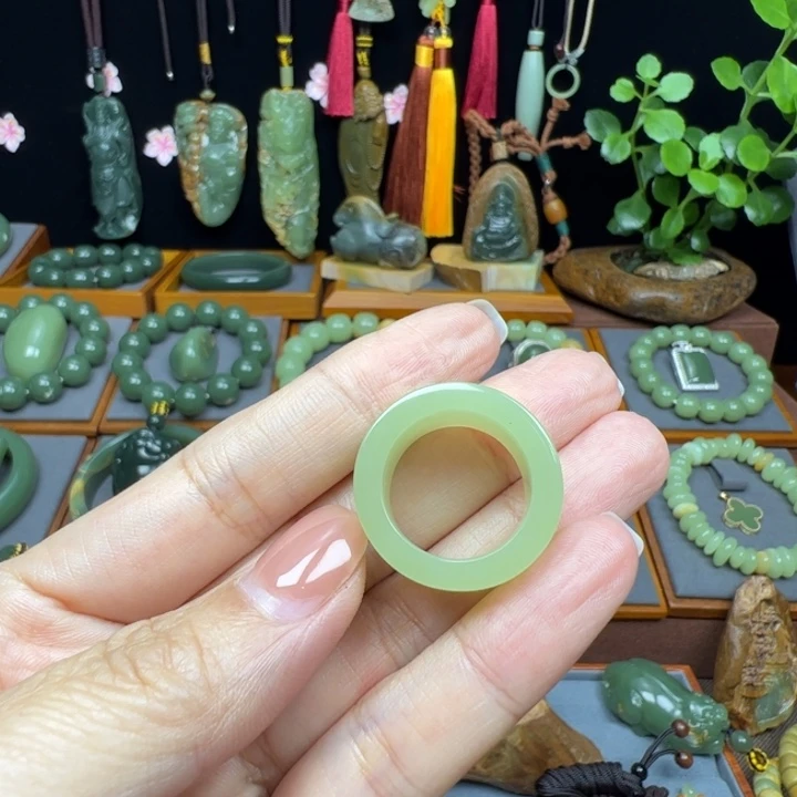乐***亦岫岩老玉（透闪石质玉）未镶嵌戒圈