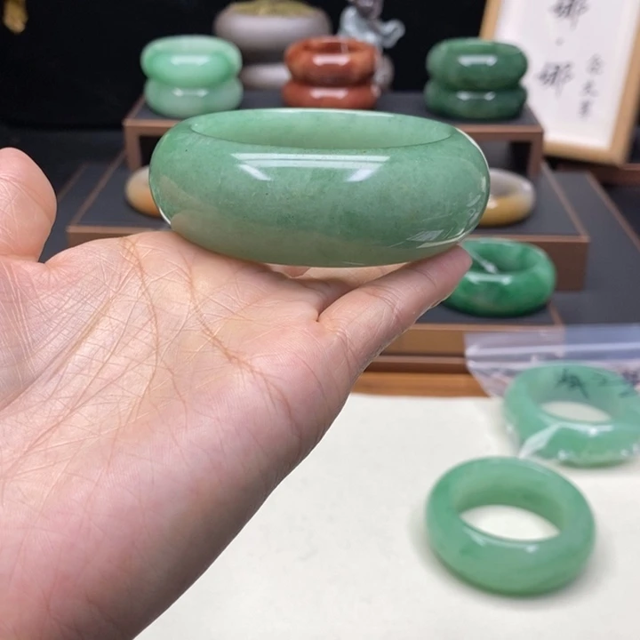 小***女石英质玉未镶嵌佘太翠