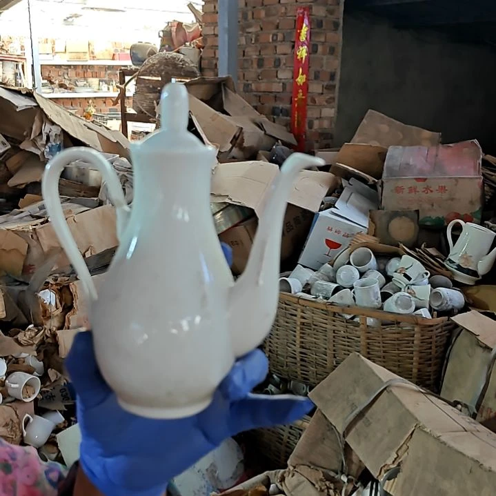 瓷片盘子碗茶壶啥都有
