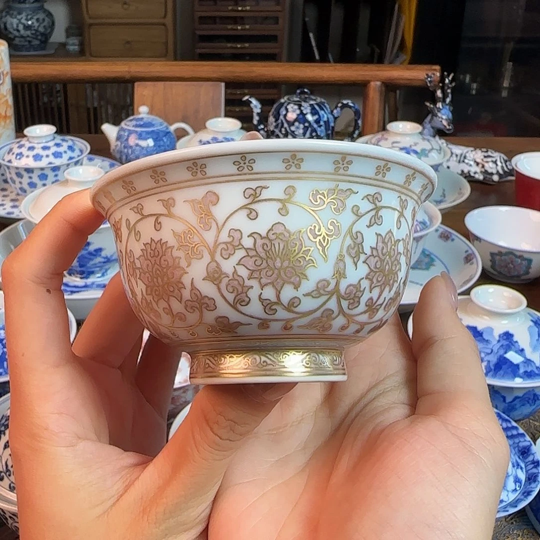 自***在重工描金釉里红缠枝莲压手杯手绘
