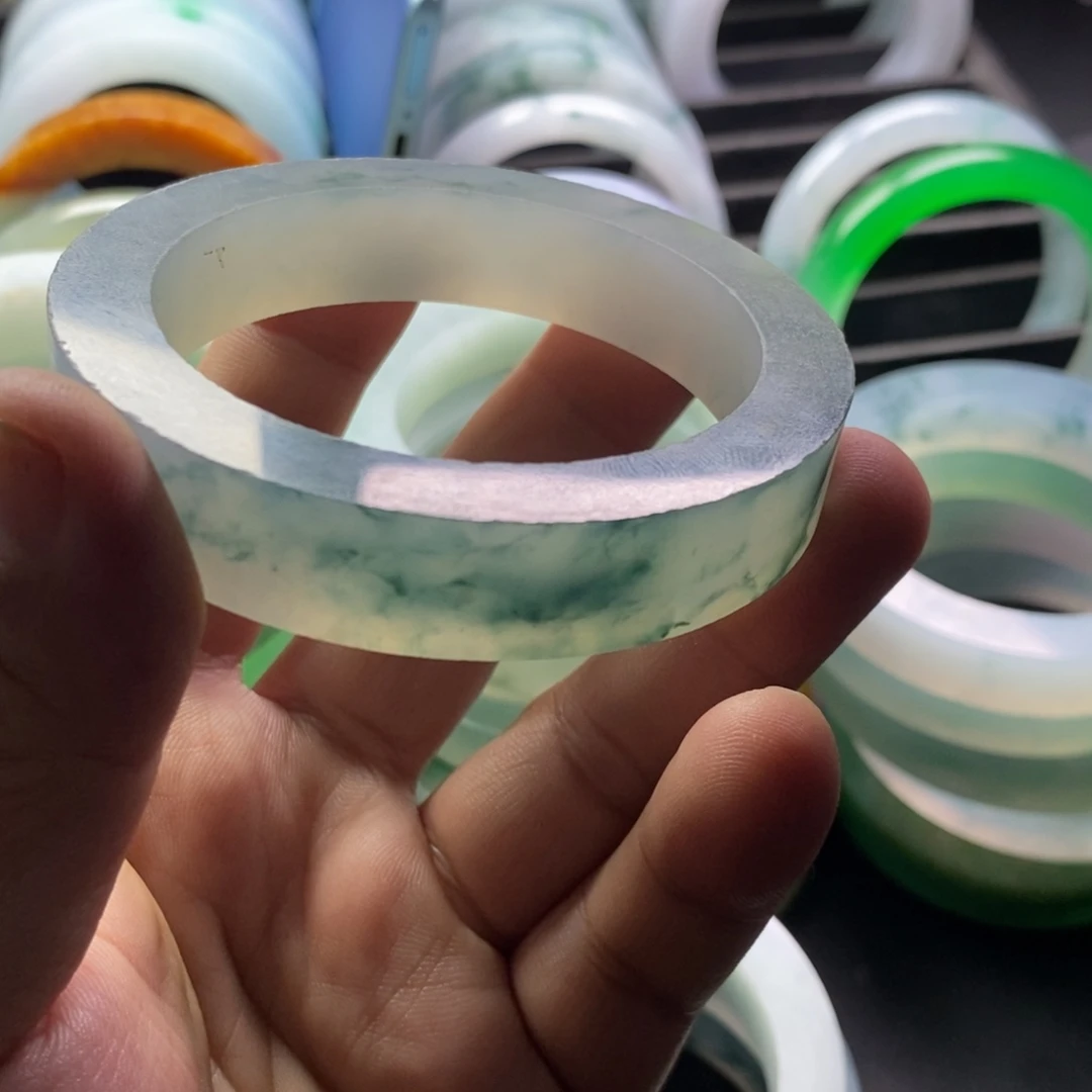 用***7定制翡翠未镶嵌手镯