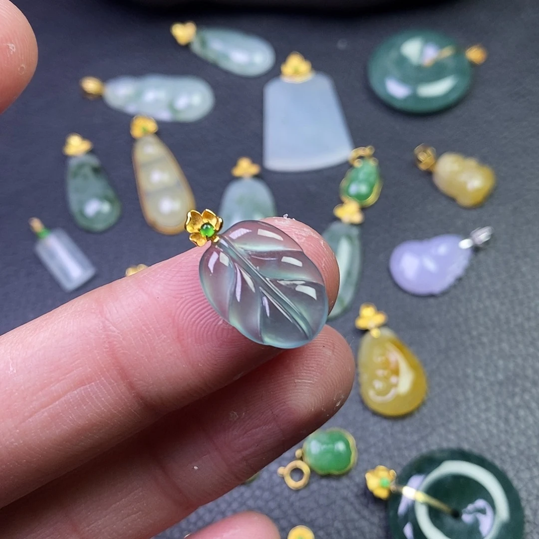 颈饰18K金镶嵌翡翠