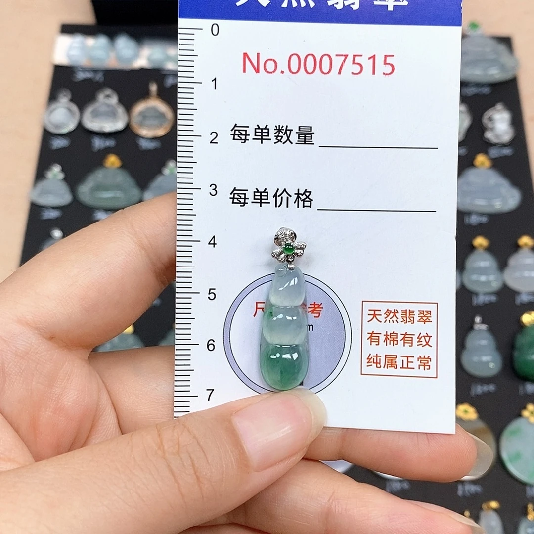 颈饰18K金镶嵌翡翠