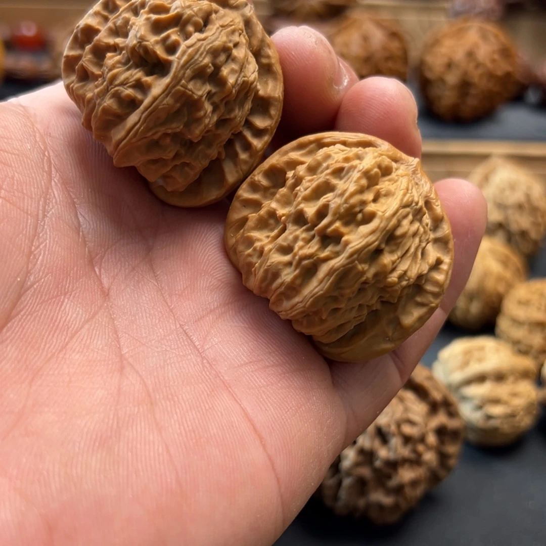 吊坠桃核文玩核桃，白狮子有修