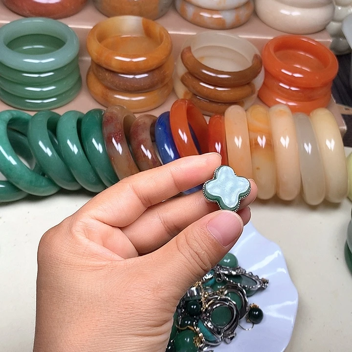 石英质玉手镯未镶嵌