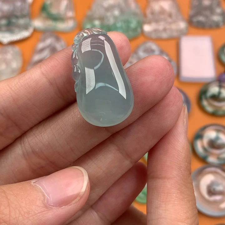 翡翠挂件未镶嵌…..