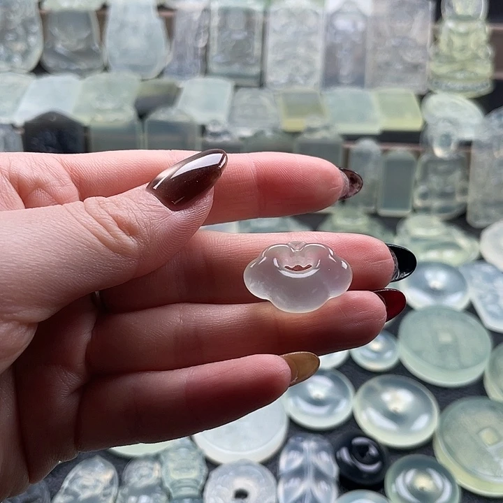 岫玉未镶嵌颈饰祥云锁