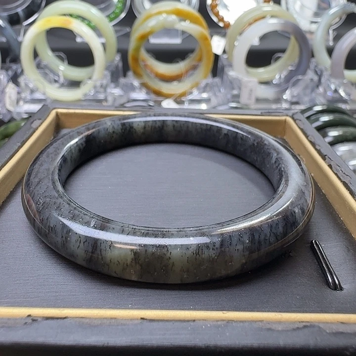 和田玉未镶嵌手镯