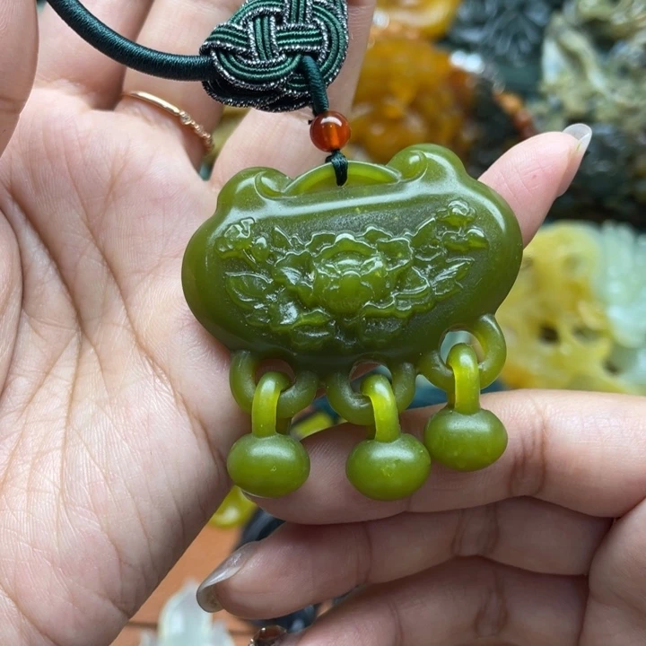 蛇纹石玉合金吊坠