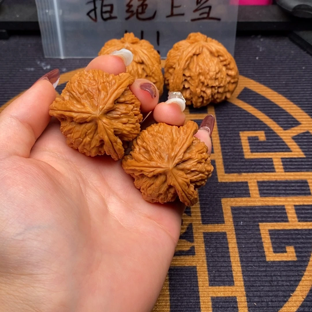 文玩核桃吊坠t****y白狮子