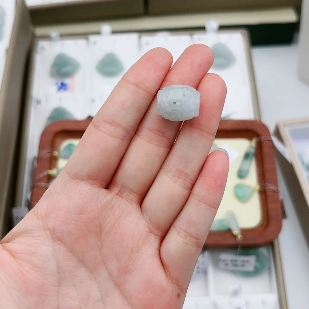 翡翠颈饰未镶嵌路路通