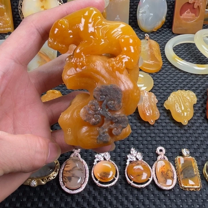 石英质玉（黄龙玉）未镶嵌颈饰