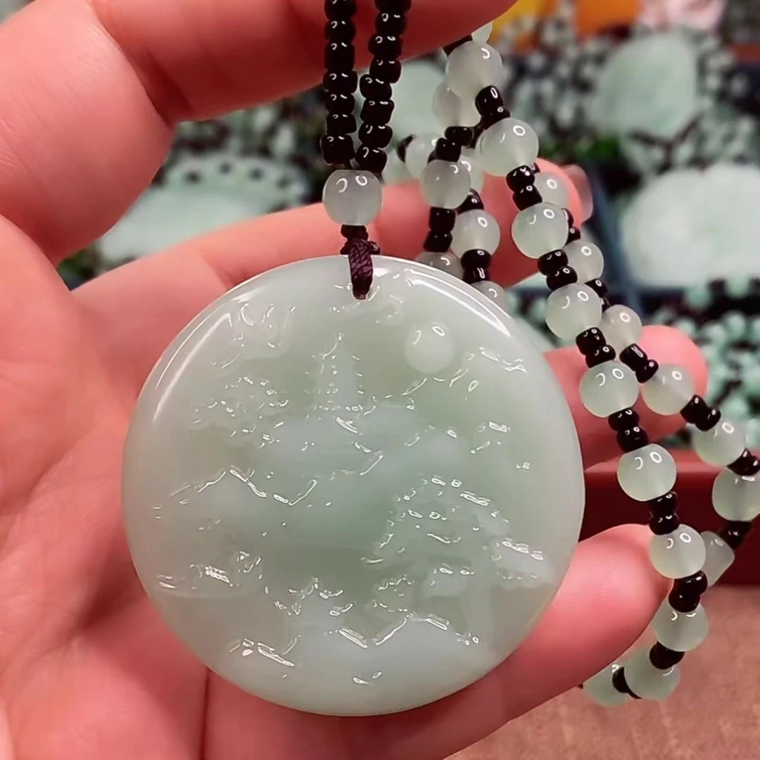 6.浅绿圆形山水牌经典百搭男女同款吊坠