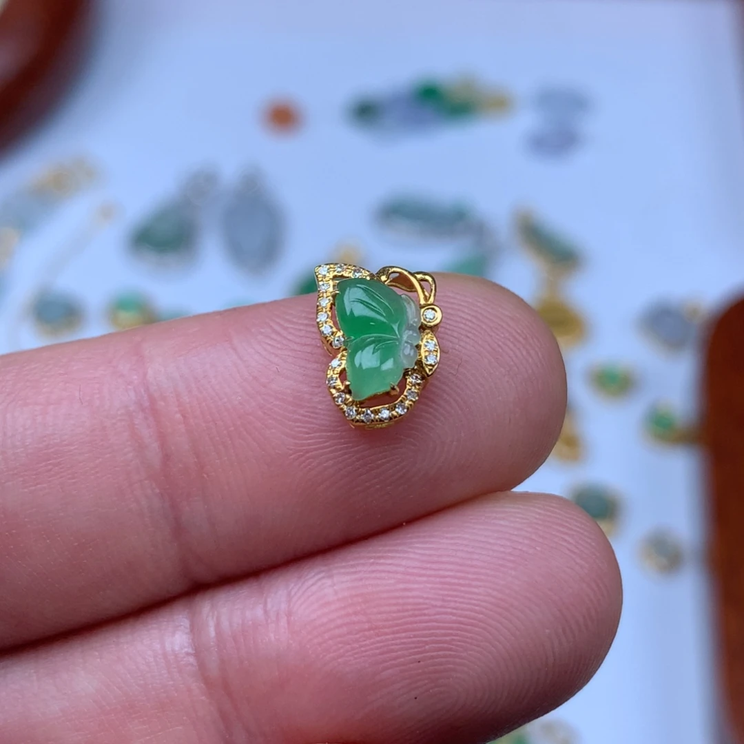 翡翠18K金镶嵌颈饰仙子