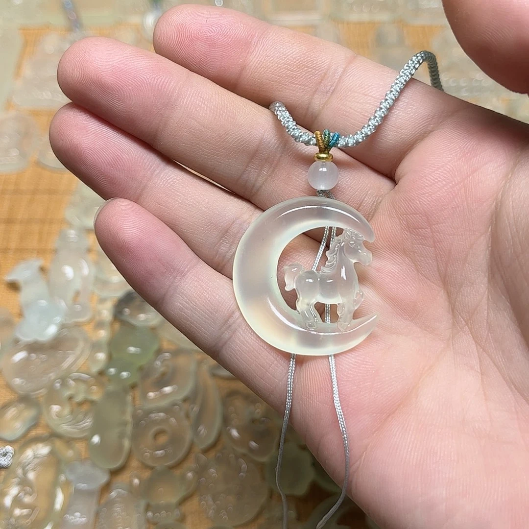 岫玉未镶嵌颈饰吊坠