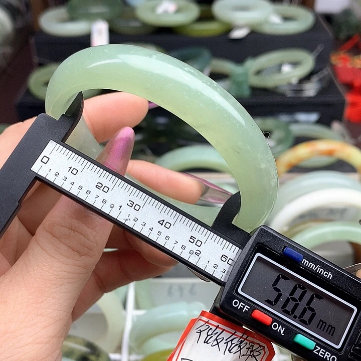 蛇纹石玉手镯未镶嵌681