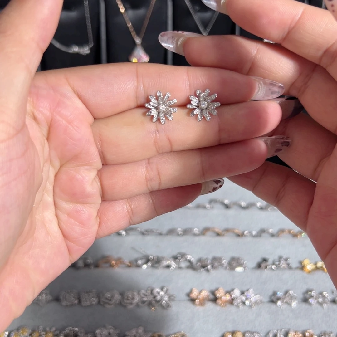 18K金镶嵌耳饰钻石太阳花耳钉