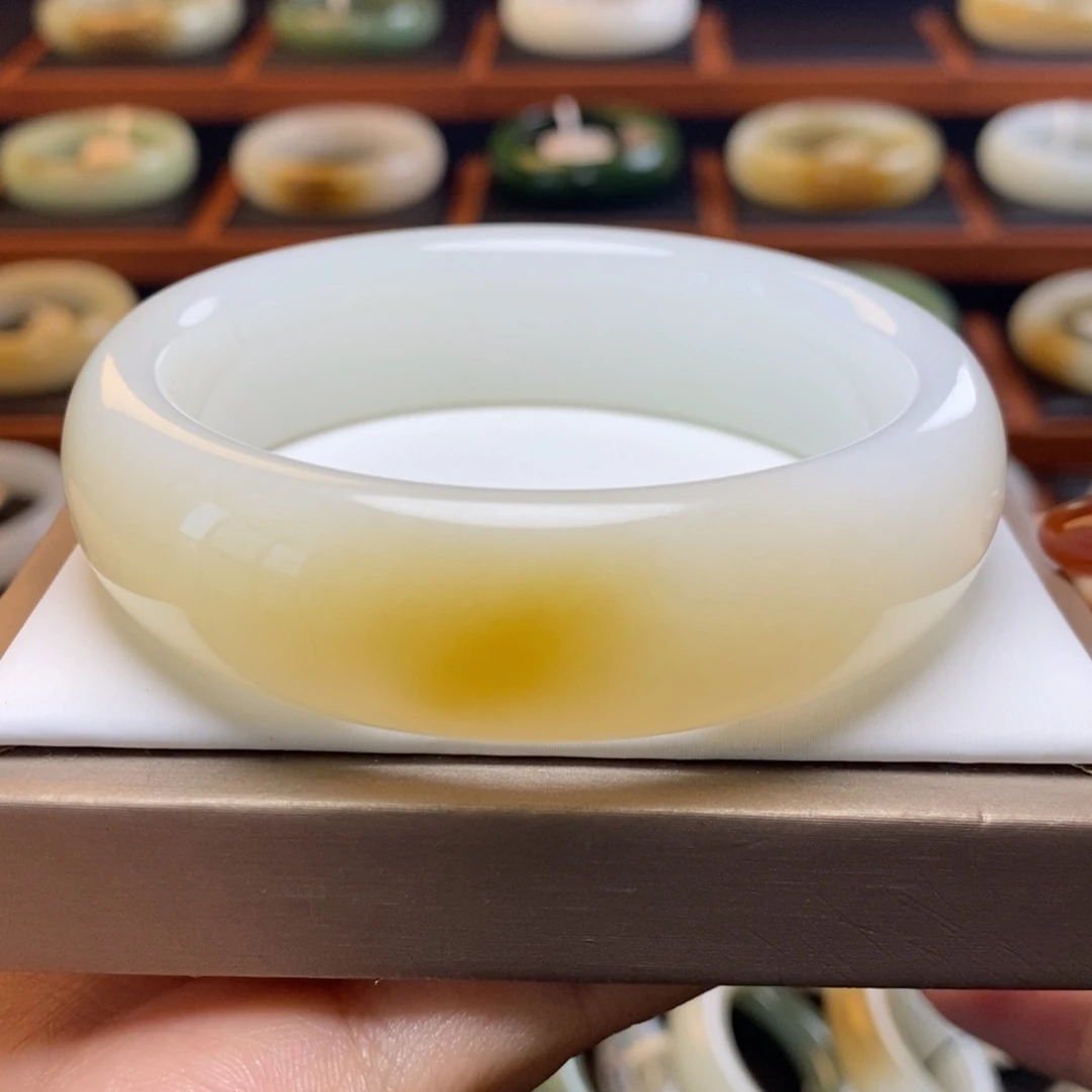 未镶嵌手镯和田玉60圈