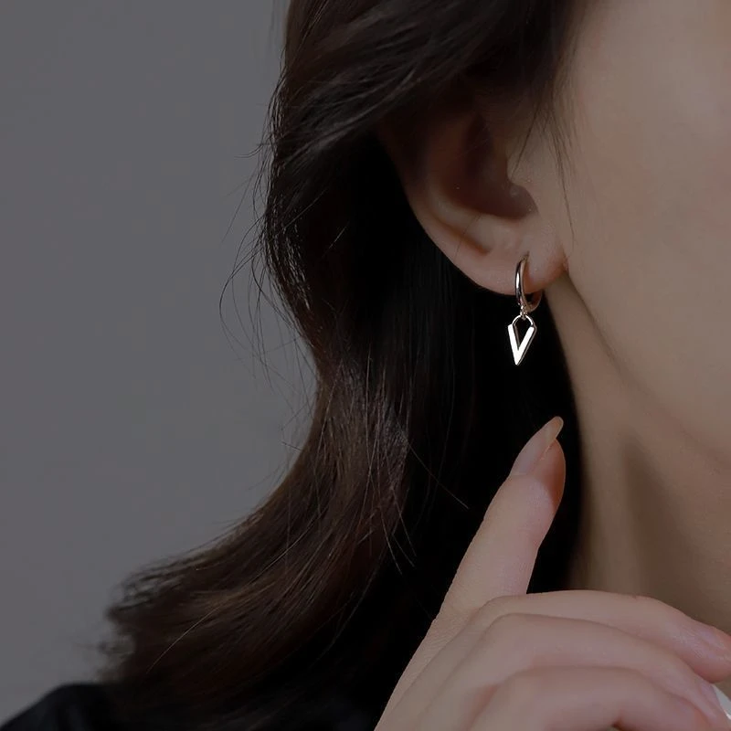 字耳钉女个性时尚小众简约风百搭耳环设计高级感百搭小巧耳饰品