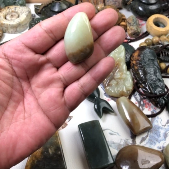 未镶嵌岫岩老玉（透闪石质玉）挂件