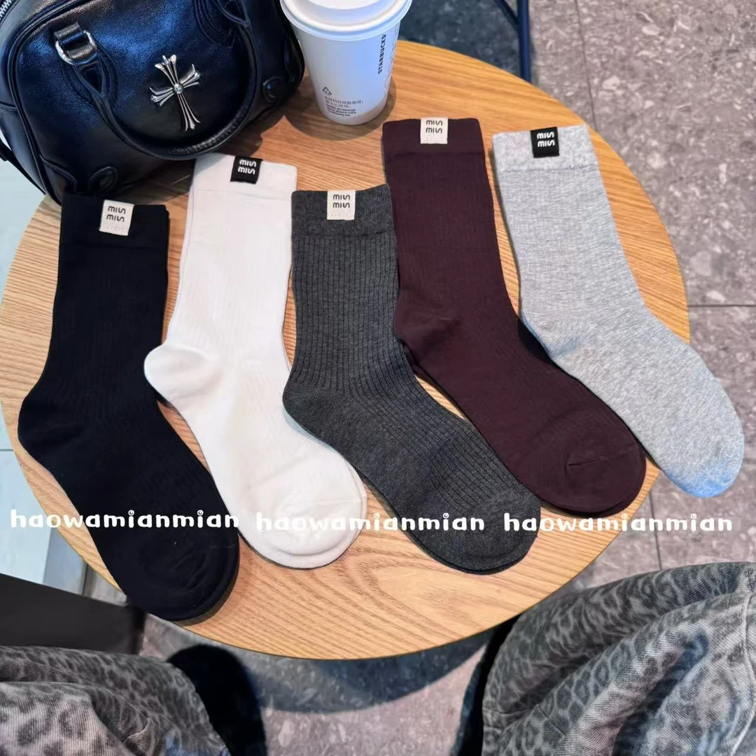 欧货布标百搭秋冬极简风透气竖纹显瘦洋气中筒女棉堆堆袜