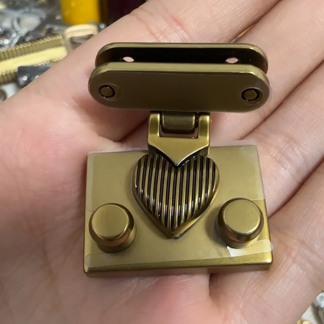 古铜色包锁15元2个.