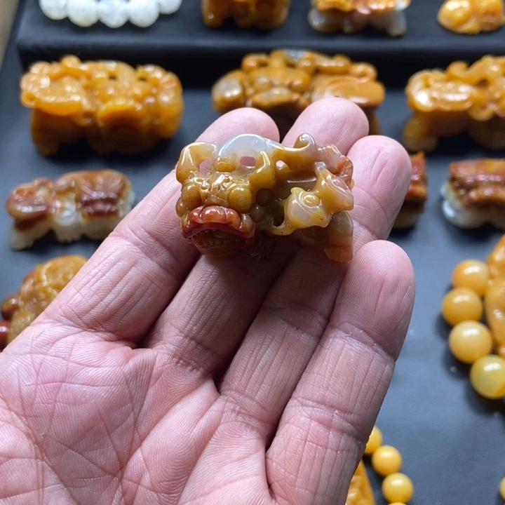 石英质玉（黄龙玉）未镶嵌颈饰