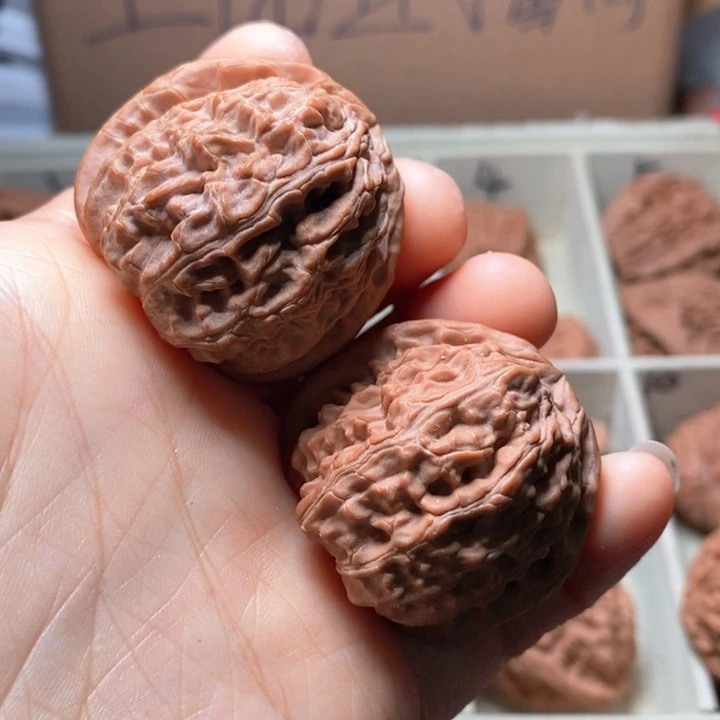 文玩核桃吊坠白狮子