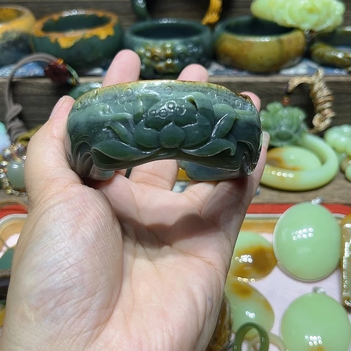 盛***开岫岩河磨玉（透闪石质玉）手镯未镶嵌