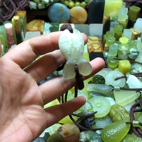 未镶嵌岫玉吊坠岫