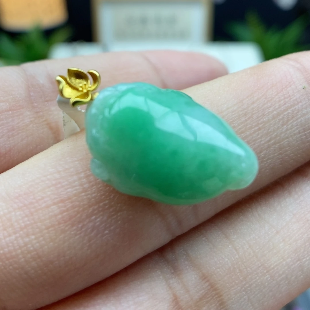 翡翠18K金镶嵌颈饰吊坠