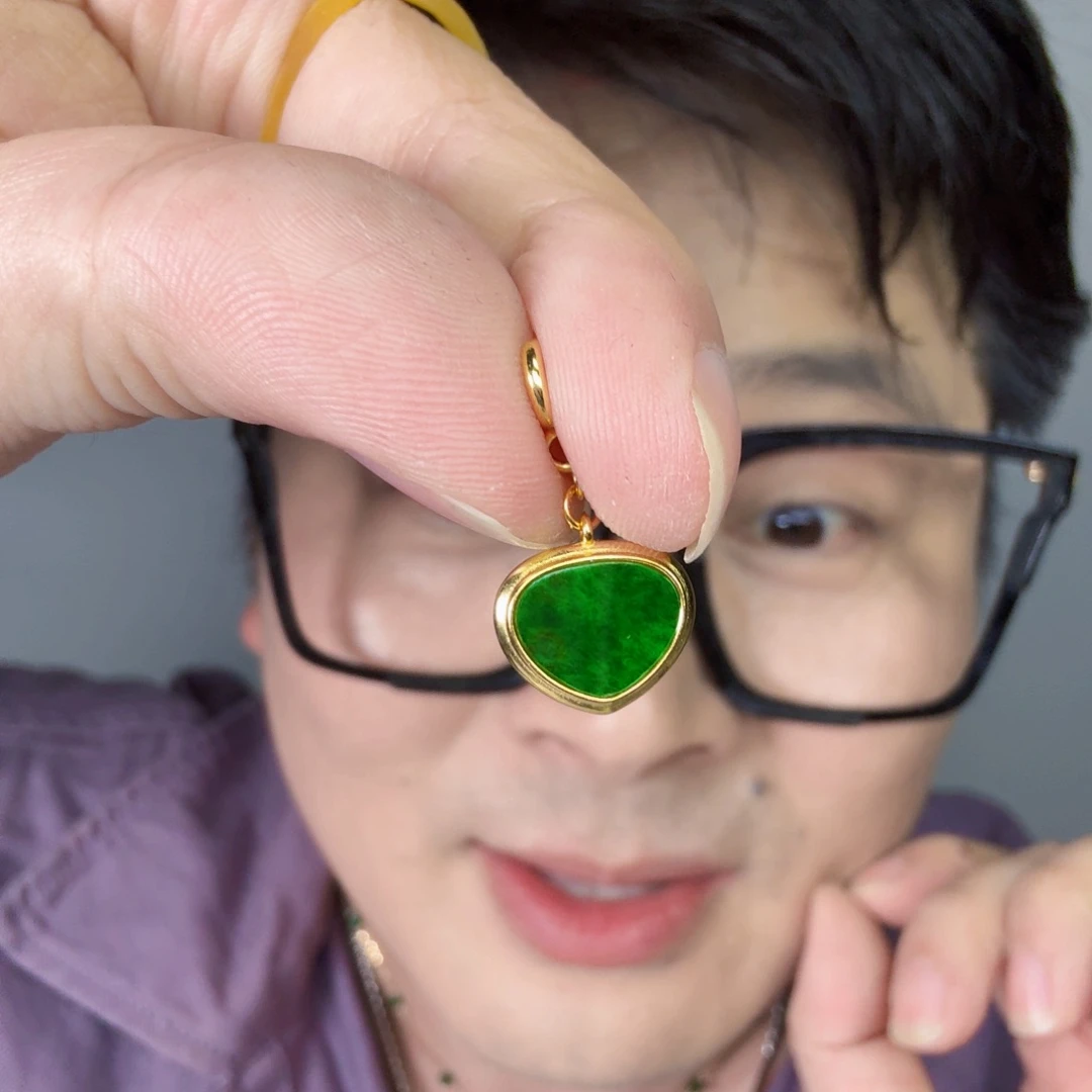 翡翠未镶嵌颈饰一件