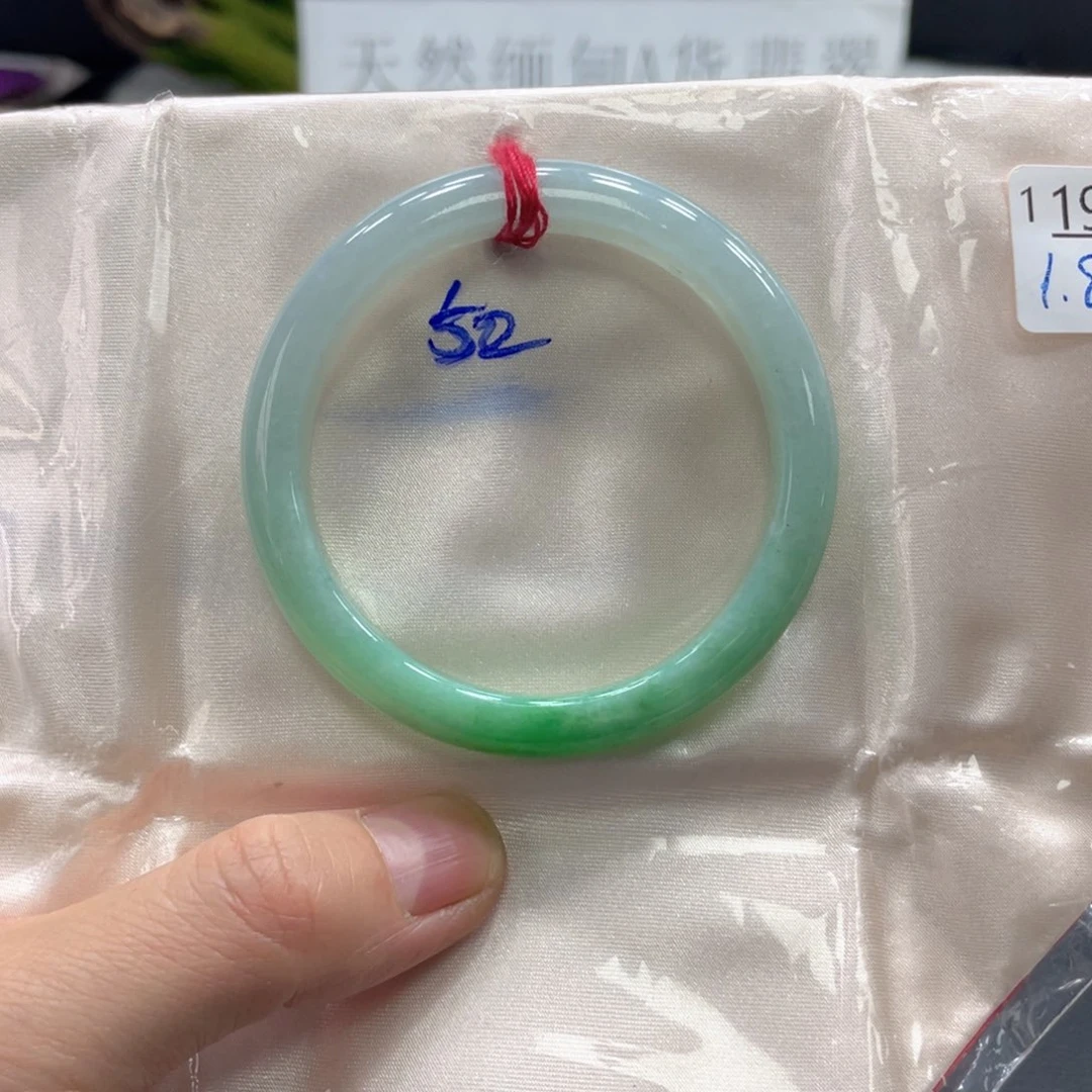 翡翠手镯未镶嵌翡翠