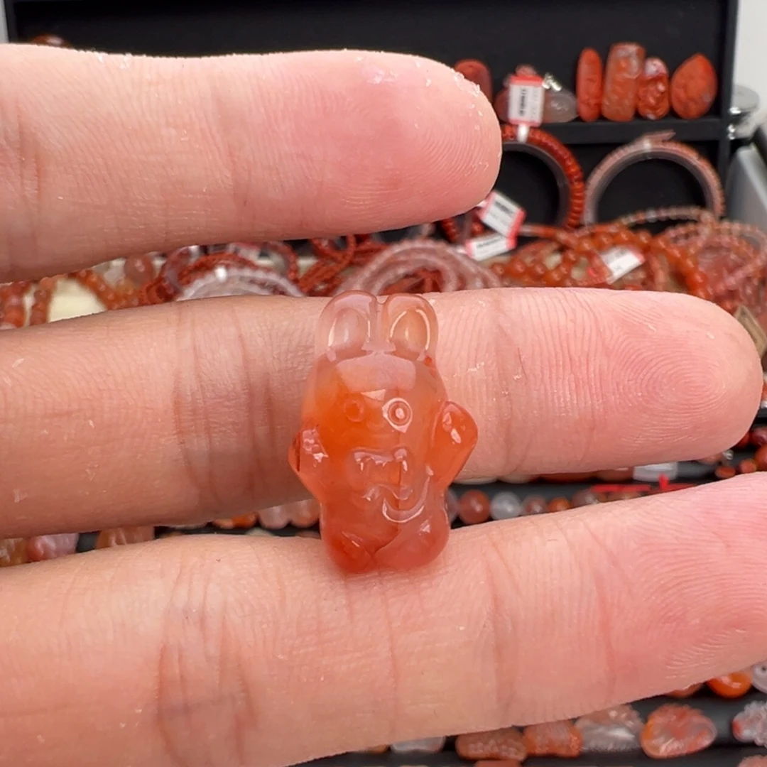 南红玛瑙未镶嵌颈饰小兔子