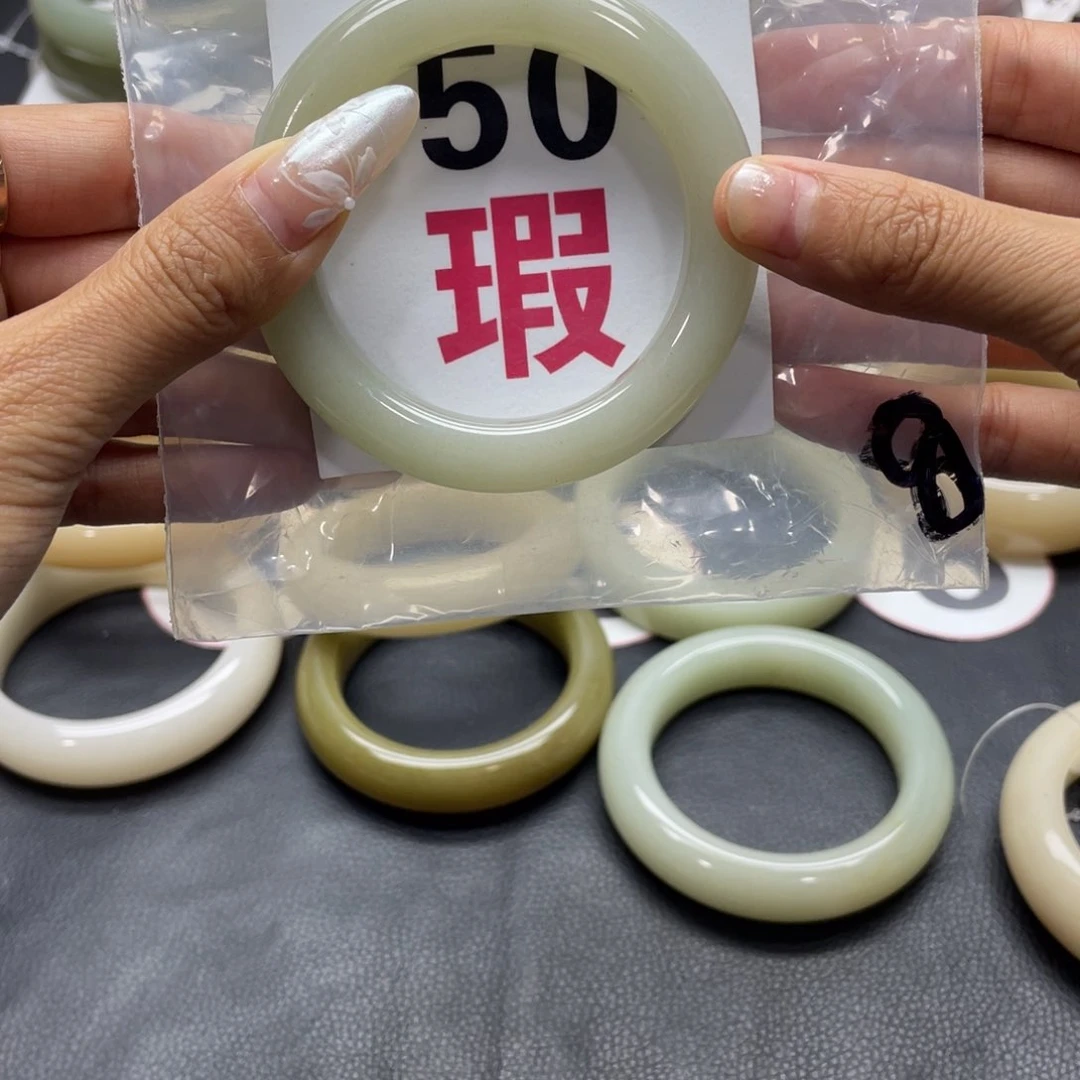 石英岩玉手镯未镶嵌