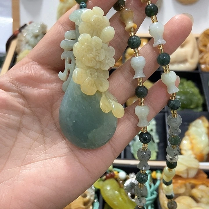 萨***…蛇纹石玉未镶嵌挂件