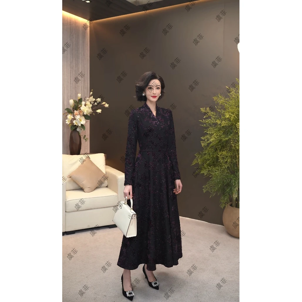 2025新款绛紫色多彩丝植绒提花复合牛奶绒包裹领连衣裙WF3158R