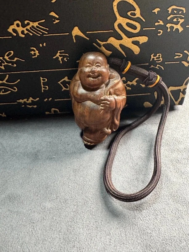 玉道天承 天然绿檀笑佛挂件